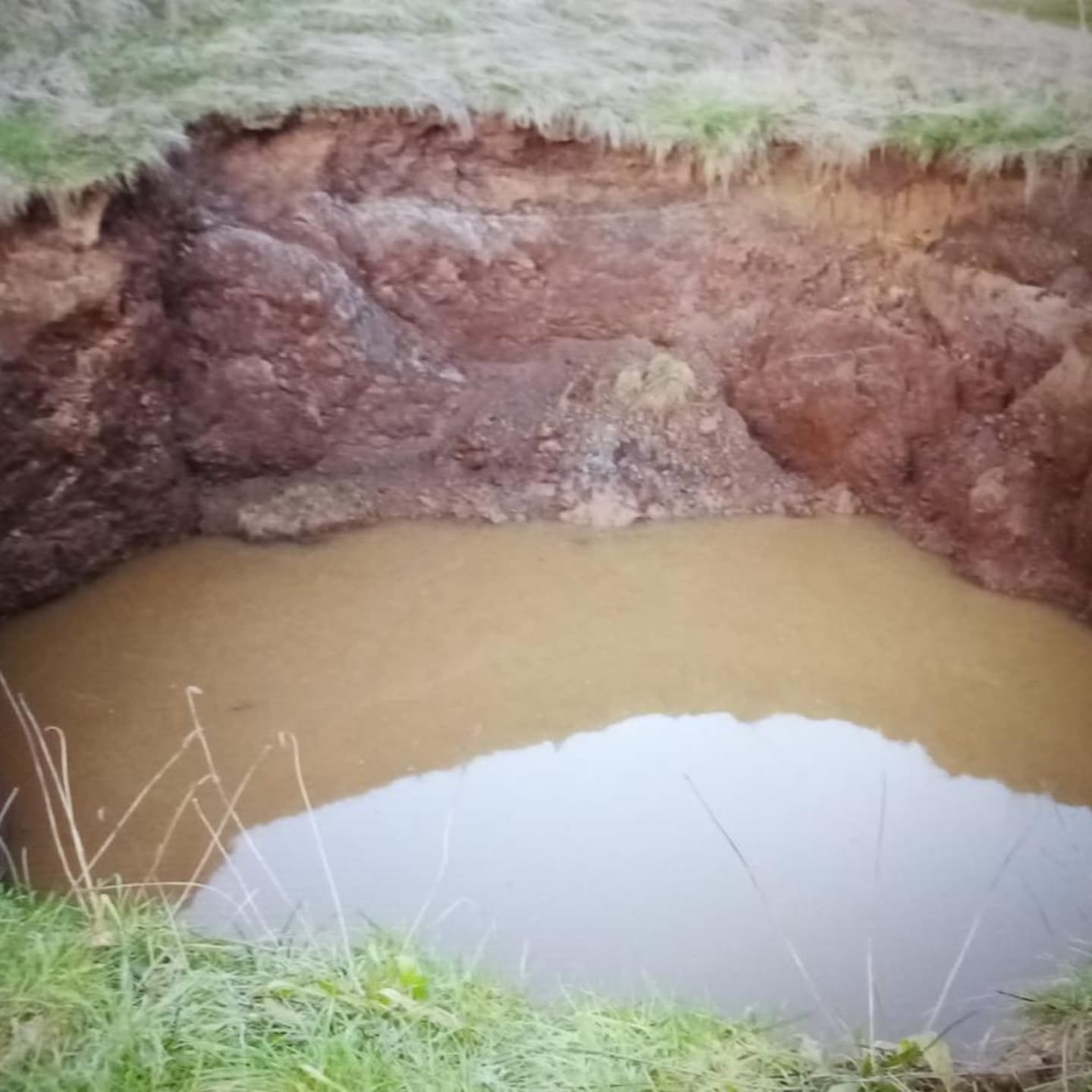 Hundimiento o desplazamiento de tierra en el valle